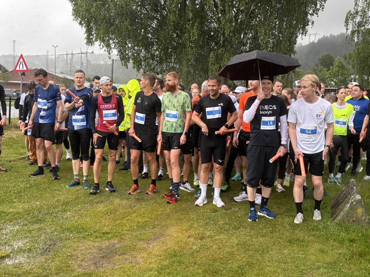 første etappe 87 personer venter på startsignal, stafett, pøsregn, startstrek, gressbane, parkanlegg