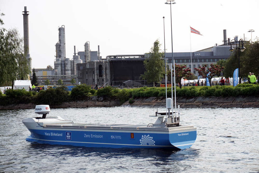 båtmodell kjøres autonomt på innsjø ved industriparken
