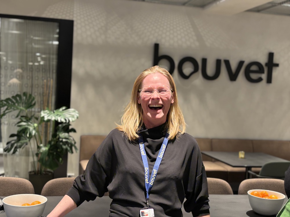 portrett av kvinne, ler, poserer