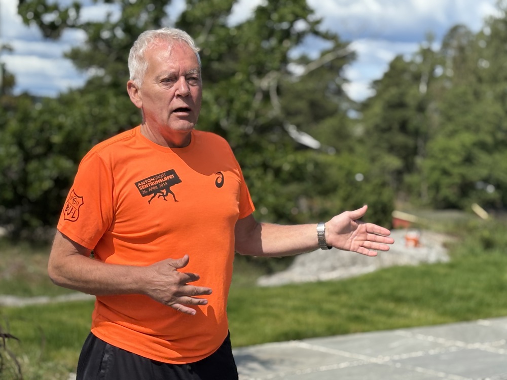 mann gestikulerer og prater