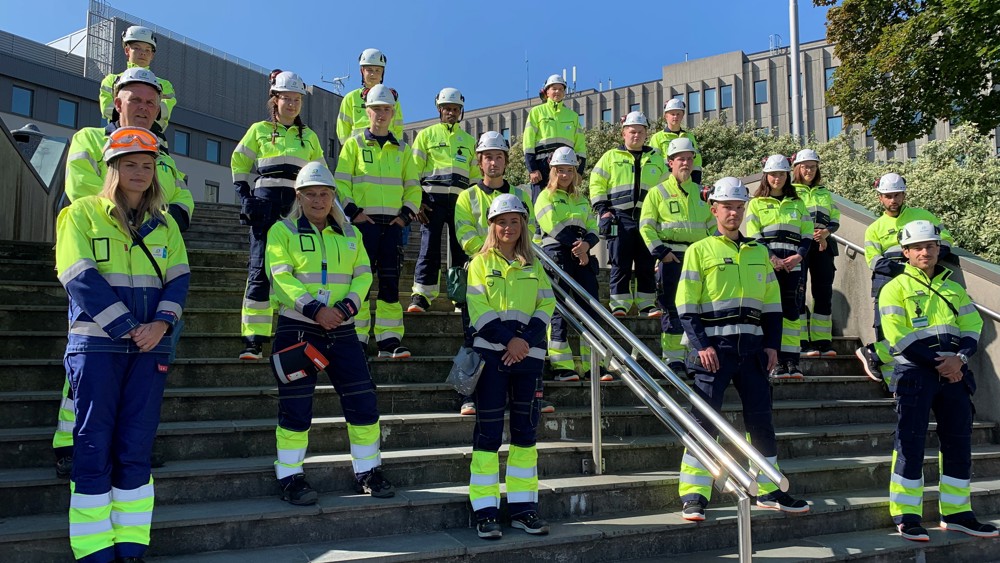 lærlinger i arbeidstøy, oppstilt i trapp, covid-avstand.