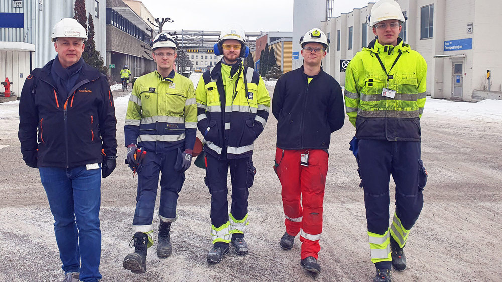 fem personer går mot kamera, industriområde, ute, vinter,