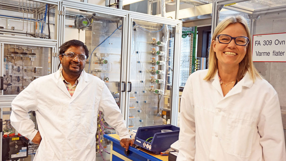 to personer i hvite frakker i pilot lab